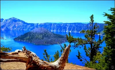 C'est un superbe Parc américain : le lac culmine à 1 881 m d'altitude, et est profond de 592 m. Il est d'une pureté totale, il ne communique avec aucun autre. Les falaises tombent à pic, comme pour former une cuvette.
Fait rare, une île habite le lac, l'île Wizard.
Où se trouve cet endroit merveilleux ?