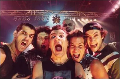 Quelle chanson la bande chante-t-elle à la fin du film ?