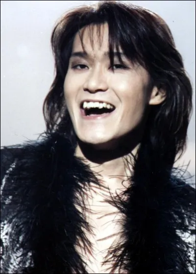 De quelle nationalité est l'artiste Toshi, qui a actuellement 52 ans ?