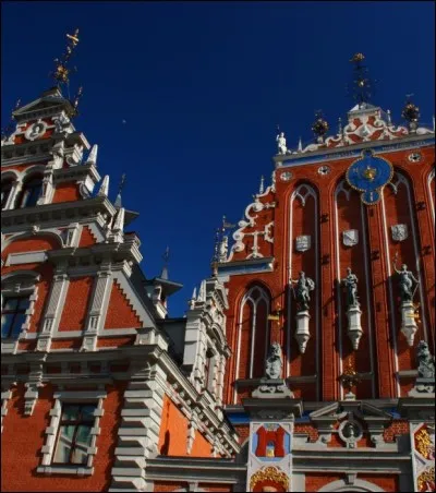 En lien avec la question 9 : En quelle année la maison des Têtes Noires fut-elle démolie ?