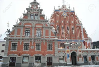 En quelle année fut construite la maison des Têtes Noires ?