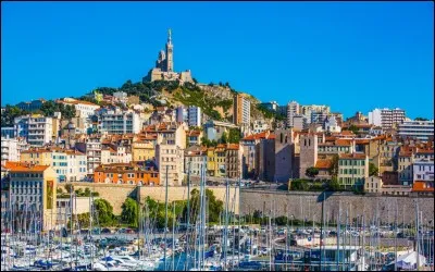 Nous allons à Marseille. Comment s'appelle un de ses célèbres ports ?