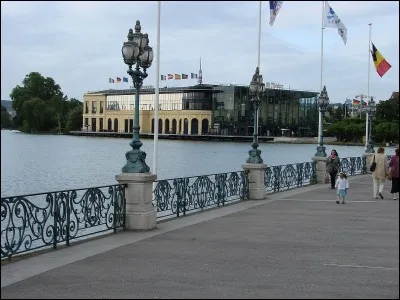Nous allons maintenant à Enghien-les-Bains. Cette ville possède le seul casino d'Île-de-France. Mais elle possède aussi quelque chose d'autre. Cliquez sur la bonne réponse.
