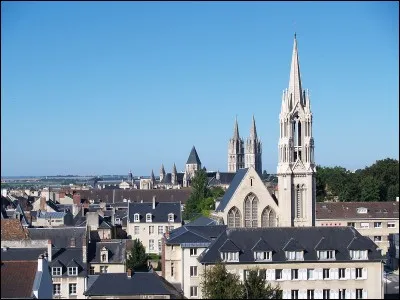 Nous progressons vers le sud-ouest à Caen. Cette ville est surnommée "La ville aux mille clochers".