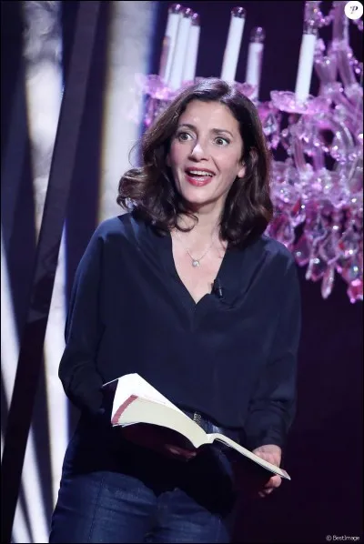 Comment s'appelle cette femme dont le mari se présente à l'élection du maire ?