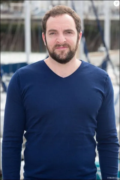 C'est un professeur d'histoire-géographie, il est douillet et a peur du noir, des bêtes et du sang, qui est-ce ?