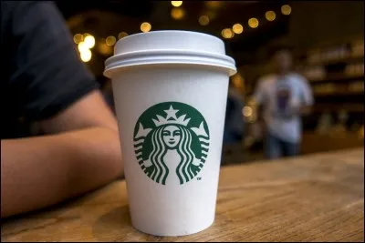 De quelle couleur est le cercle principal qui entoure le nom "Strarbucks" de la chaîne du même nom dans son logo ?