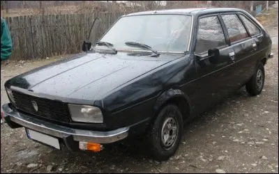 Nous voici en Roumanie, nous avons une Dacia 2000. Savez-vous quelle Renault lui a servi de base ?