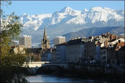 Quel était le nom de la ville de Grenoble à l'époque gallo-romaine, après 381 ?