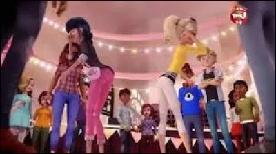 Marinette et Chlo&eacute; ont l'air bien d&eacute;go&ucirc;t&eacute;es dans...