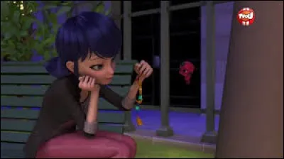 Elle a l'air vraiment heureuse dans...