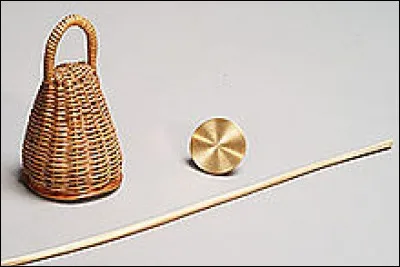 Sur l'image, vous pouvez voir un instrument de percussion : le caxixi.