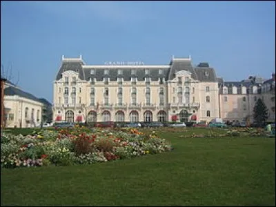 Cabourg est située dans le Calvados c'était la ville de villégiature de Marcel Proust.