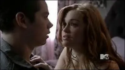 Dans la saison 2, lorsque Stiles demande à Lydia quel animal en peluche (une girafe) il tient dans ses mains, que répond Lydia ?