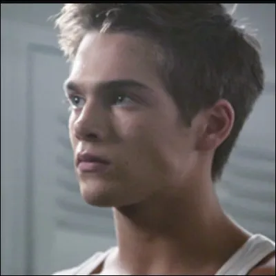 Dans la saison 4, où est-ce que Scott mord Liam ?