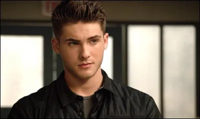 Dans la saison 5A, qui demande à Scott s'il connaît Théo ?