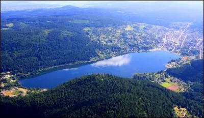 Le lac de Gérardmer se situe dans les Vosges.