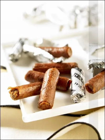 Quel est le nom de ces confiseries d'Angoulême, petites nougatines fourrées de noisettes et d'amandes ?