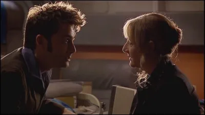 Combien de fois la silhouette frappe-t-elle sur le vaisseau ?