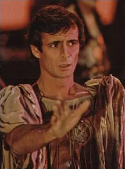 Très vite Macron parut suspect au jeune empereur (après tout n'avait-il plusieurs fois trahi) le souverain ordonna à lui et sa femme de ;