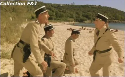 Quelle est la couleur des bikinis des trois filles de la plage qu'ont embrassées les trois gendarmes ?
