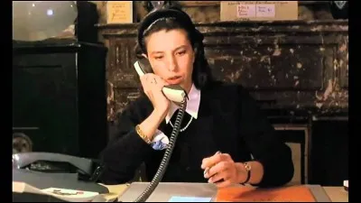 Qui prête sa voix à l'obsédé du téléphone ?