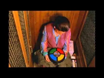 Quelle personne est coincée dans l'ascenseur ?