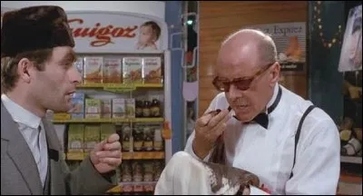 Complétez la phrase du pharmacien quand il voit les salissures sur sa veste : 
''Mais qu... qu'est-ce qui se passe, ma veste est pleine de -------------- ? ''