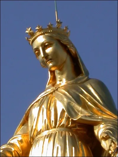 La vierge Marie se situe sur la colline de Fourvière à Lyon.