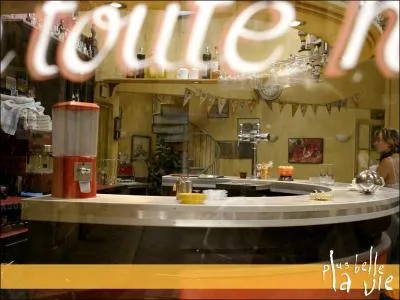 Comment s'apellent les 3 personnes qui s'occupent du bar?