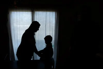 Lors d'un tournoi chevaleresque, un père et son fils sont en lice. Soudain, une lance atteint le père qui meurt, et son fils, gravement blessé, est transporté dans une tente. Mais quand son docteur l'examine, il s'écrit : "Oh ! Mon fils !"
Comment est-ce possible ?