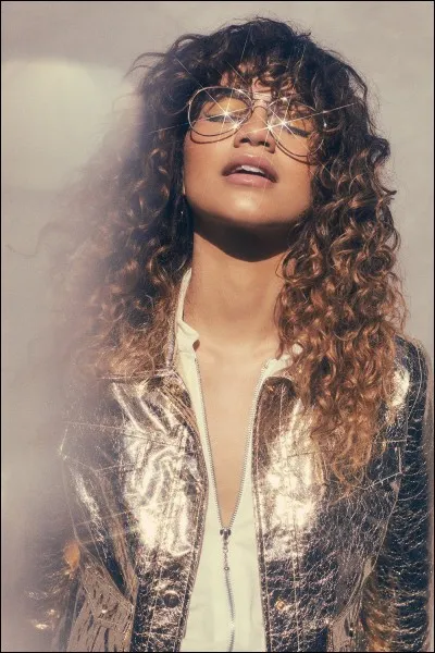 Avec quel label de musique Dove Cameron a-t-elle signé ?