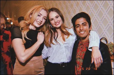 Avec quel acteur Candelaria Molfese sort-elle ?