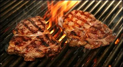 Un cuisinier doit faire cuire 3 steaks. Mais il ne peut en placer que 2 sur son grill. Sachant que faire cuire une face de steak prend 3 minutes, combien de temps mettra-t-il, au minimum, pour faire cuire les 3 steaks ?