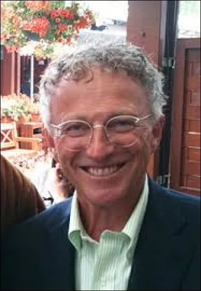 Sur quel groupe de chaînes travaille Nelson Monfort ?