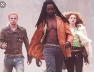 Dans le chapitre 1, quel vampire veut tuer Bella ?