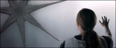 12 mystérieux vaisseaux extraterrestres apparaissent subitement à différents endroits du monde. L'armée fait alors appel à Louise Banks, experte en :