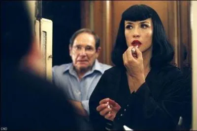 Elle est soit Lucie soit Victoria dans ce film