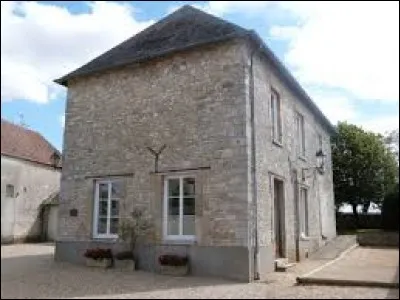 Je vous propose une balade dans le Centre-Val-de-Loire, &agrave; Nangeville. Commune de la r&eacute;gion agricole de la Beauce riche, elle se situe dans le d&eacute;partement ...