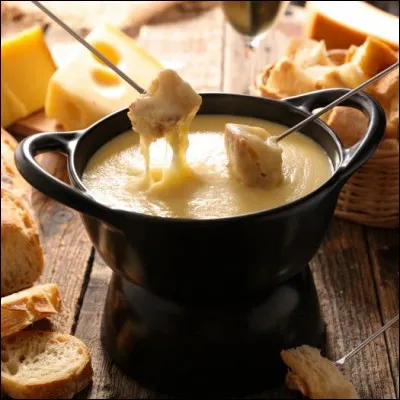 Quel alcool est indispensable à la réalisation de la fondue savoyarde ?