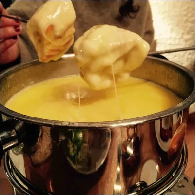 Dans cette même fondue savoyarde, la touche finale est de mettre une larme d'un alcool pour la parfumer. Lequel ?