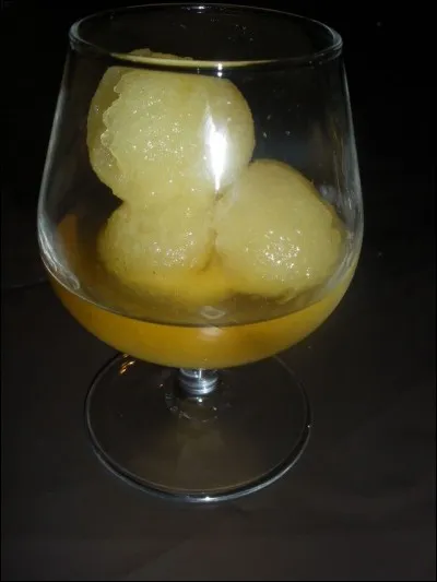 Au milieu d'un repas copieux de style "réveillon", la tradition exige parfois "le trou normand". Si l'on respecte les vieux usages, quel alcool, accompagné d'un sorbet, doit-être servi entre deux plats ?