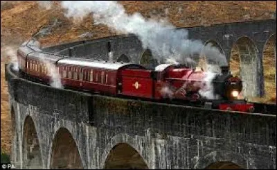 Comment s'appelle le train qui mène à l'école de magie dans la saga "Harry Potter" ?