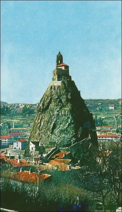 Quel nom porte l'ancienne cheminée volcanique dégagée par érosion des terrains plus tendres qui l'entouraient ?