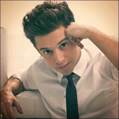 Avec quelle actrice jouant dans ''Violetta'' Ruggero Pasquarelli est-il en couple ?