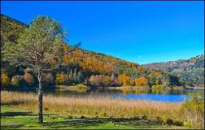Situ&eacute; dans la province du Bolu dans le nord-ouest de la Turquie, quel lac issu d'un &eacute;boulement forme une r&eacute;serve naturelle ?