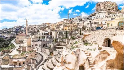 Englobant maintes provinces en Turquie centrale, quelle r&eacute;gion historique contient des formations rocheuses en forme de chemin&eacute;es ?