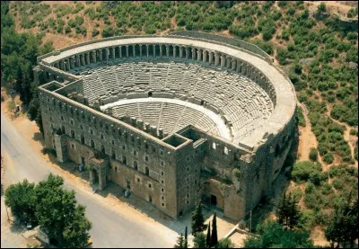 Les anciennes villes d'Aspendos et de Perg&eacute; &eacute;taient des bases strat&eacute;giques pour quel commandant militaire ?
