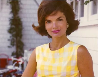 Quel président américain a dit "Je suis le type qui accompagne Jackie" lors d'une visite officielle en France ?