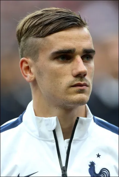 Qui est ce joueur de foot qui a arboré à une époque cette coiffure de type aryen ?